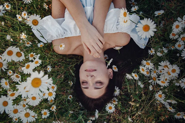 Mulher Morena Jovem Bonita Vestido Branco Está Desfrutando Primavera Campo — Fotografia de Stock