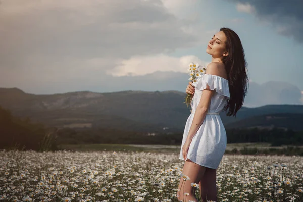 Mulher Morena Jovem Bonita Vestido Branco Está Desfrutando Primavera Campo — Fotografia de Stock