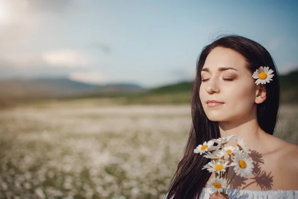 Mulher Morena Jovem Bonita Vestido Branco Está Desfrutando Primavera Campo — Fotografia de Stock