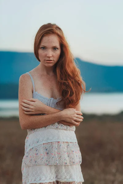 Positivo Retrato Natural Cerca Joven Hermosa Chica Jengibre Caucásico Con —  Fotos de Stock