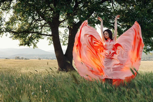 Schöne Aktive Kostenlose Mädchen Auf Sommer Grünen Outdoor Hintergrund Mädchen — Stockfoto