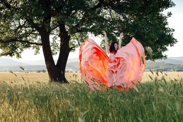 Schöne Aktive Kostenlose Mädchen Auf Sommer Grünen Outdoor Hintergrund Mädchen — Stockfoto