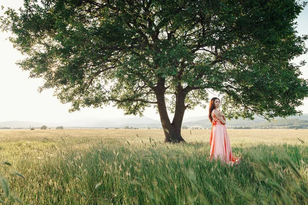 Schöne Aktive Kostenlose Mädchen Auf Sommer Grünen Outdoor Hintergrund Mädchen — Stockfoto