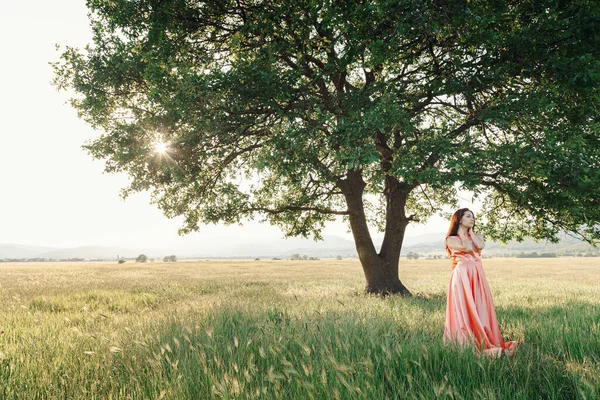 Bella Ragazza Attiva Libera Sfondo Esterno Verde Estate Ragazza Che — Foto Stock