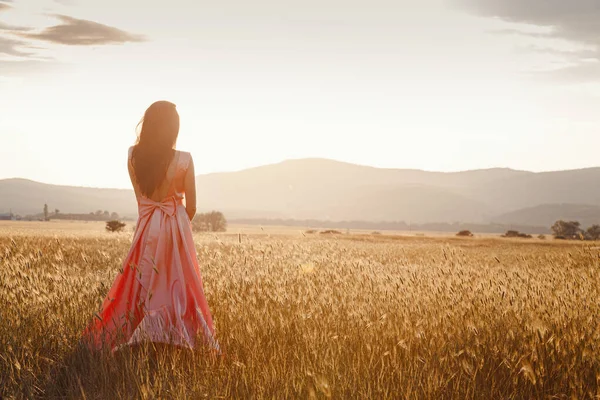 Ragazza Che Balla Campo Bellissimo Vestito Rosa Tramonto Ideale Pubblicità — Foto Stock