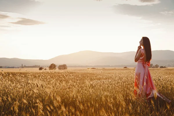 Ragazza Che Balla Campo Bellissimo Vestito Rosa Tramonto Ideale Pubblicità — Foto Stock