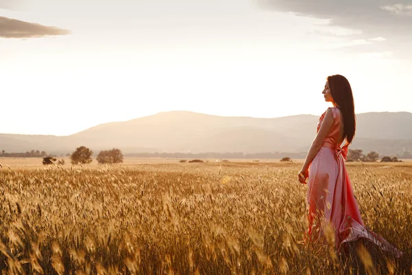 Ragazza Che Balla Campo Bellissimo Vestito Rosa Tramonto Ideale Pubblicità — Foto Stock