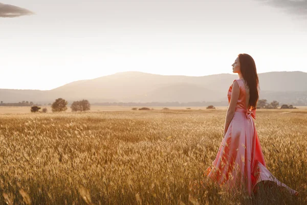 Ragazza Che Balla Campo Bellissimo Vestito Rosa Tramonto Ideale Pubblicità — Foto Stock