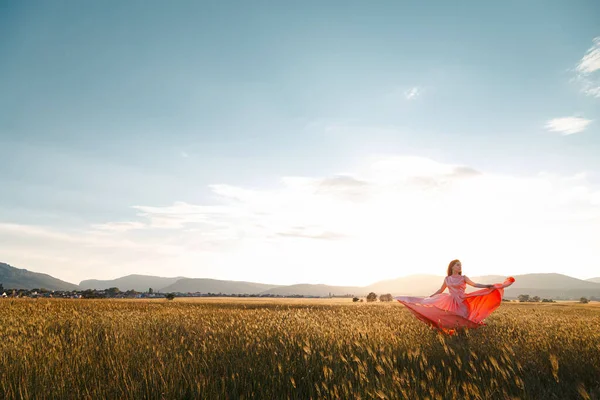 Flicka Dansar Ett Fält Vacker Rosa Klänning Vid Solnedgången Perfekt — Stockfoto
