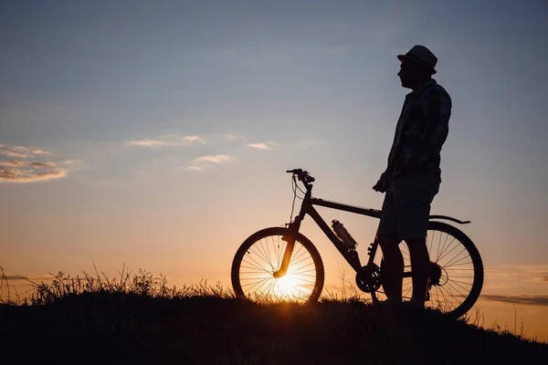 Silhueta Homem Hipster Uma Bicicleta Fundo Por Sol Ideia Conceito — Fotografia de Stock