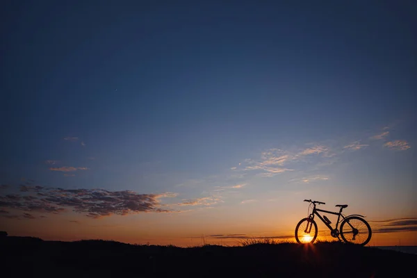 Silhouette Eines Fahrrads Abendhimmel Wunderbare Ländliche Landschaft Wochenende Der Frischen — Stockfoto