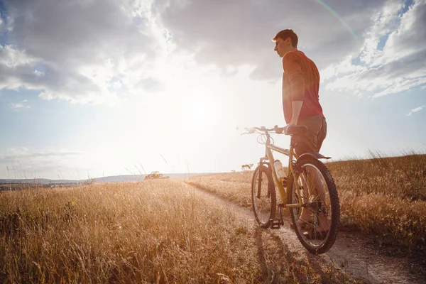 Homem Bonito Viajando Com Bicicleta Pôr Sol Viajante Estilo Vida — Fotografia de Stock