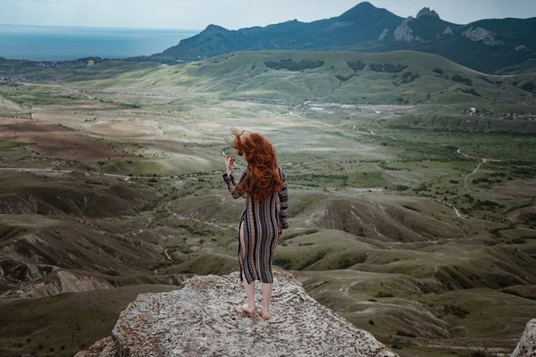 Mulher Livre Gengibre Desfrutando Viagem Aventura Viagem Voltar Vista Mulher — Fotografia de Stock