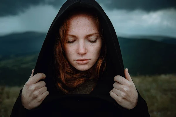 Mulher Gengibre Capuz Preto Fica Chuva Tiro Dramático Fantástico Tonificação — Fotografia de Stock