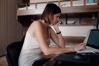 Çevrimiçi eğitim ve çalışma mesafesi. Ofiste çalışan mutlu bir kadın evden uzakta çalışıyor. dizüstü bilgisayar yazılımı, web sörf bilgileri ya da internet mağazasından alışveriş.