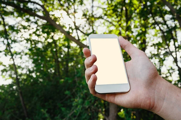 Mano Masculina Sostiene Teléfono Inteligente Blanco Teléfono Celular Móvil Sobre — Foto de Stock