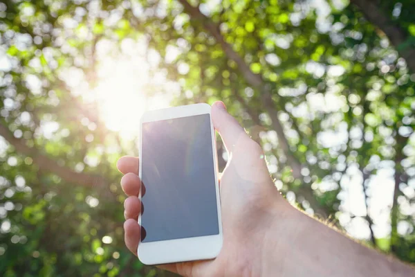 Mano Masculina Sostiene Teléfono Inteligente Blanco Teléfono Celular Móvil Sobre — Foto de Stock