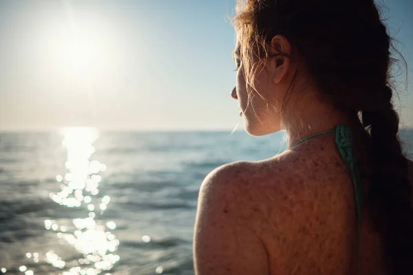Ginger Dziewczyna Piegami Bikini Patrzy Piękny Zachód Słońca Nad Morzem — Zdjęcie stockowe
