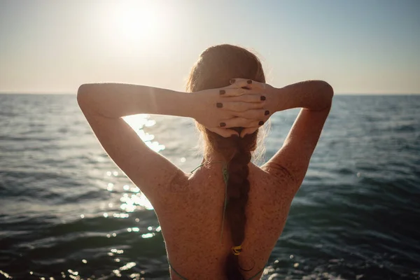Ginger Dziewczyna Piegami Bikini Patrzy Piękny Zachód Słońca Nad Morzem — Zdjęcie stockowe
