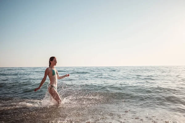 Chica Jengibre Bikini Corre Largo Las Olas Playa Verano Concepto — Foto de Stock