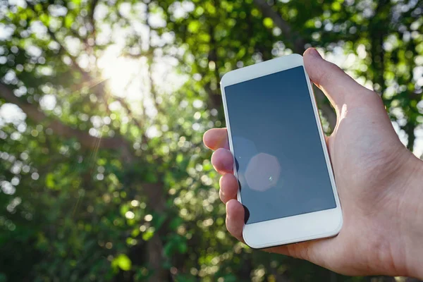 Mano Masculina Sostiene Teléfono Inteligente Blanco Teléfono Celular Móvil Sobre — Foto de Stock