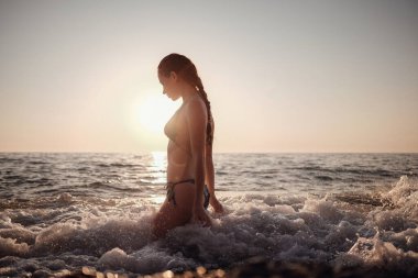 Güzel duygusal model kız denize su sıçratıyor ve gülüyor. Güzel Ateşli Kadın Okyanus Dalgaları 'nın tadını çıkarıyor. Tropik tatil