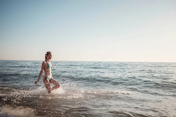 Ginger Girl Bikini Latem Biegnie Wzdłuż Fal Plaży Koncepcja Wakacji — Zdjęcie stockowe