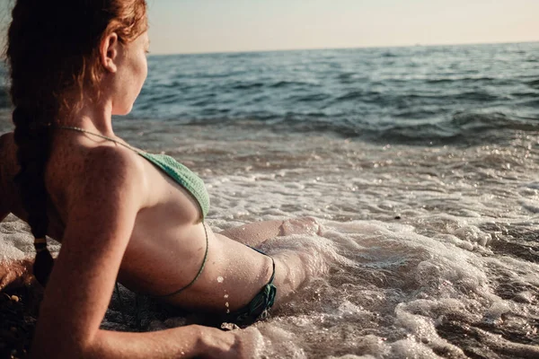 Szczęśliwa Kobieta Bikini Bawi Się Pluska Morzu Zbliżenie Część Ciała — Zdjęcie stockowe