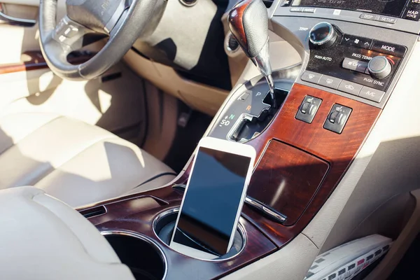 Araba Koltuğundaki Akıllı Telefon Paneli Arabada Yaşam Tarzı Fotoğrafı Var — Stok fotoğraf