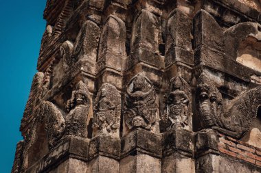 Sukhothai Tarih Parkı, Tayland 'da bir UNESCO Dünya Mirası Alanı. Stucco, Wat Sri Sawai 'nin şakaları üzerinde çalışıyor..