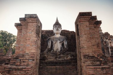 Sukhothai Tarih Parkı, Tayland 'da bir UNESCO Dünya Mirası Alanı. Mahathat Tapınağı 'ndaki Antik Buda Heykeli.
