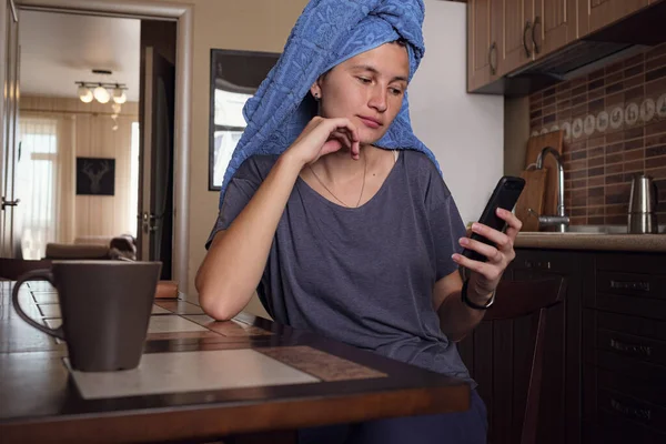 Mujer Asiática Joven Mirando Teléfono Trabajando Auto Aislamiento Cocina Coronavirus —  Fotos de Stock