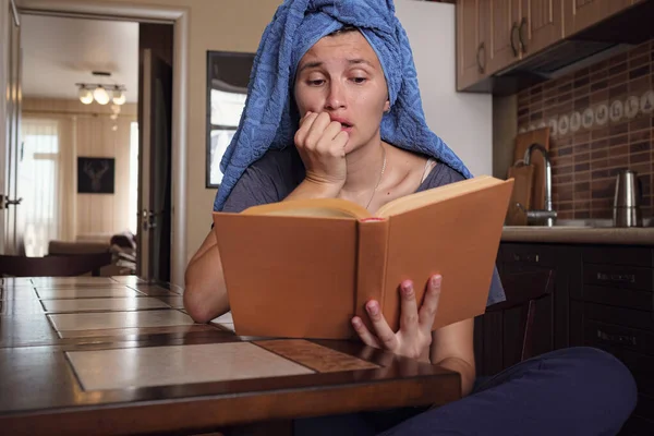 Joven Mujer Asiática Después Del Baño Toalla Lee Libro Cocina —  Fotos de Stock