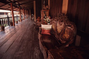 Tayland 'da eski moda dekorlu Asya tarzı bir otel. Mimariyle Eski Ev Dekorasyonu