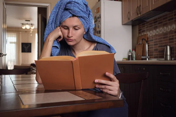 Jovem Mulher Asiática Após Banho Toalha Livro Cozinha Beleza Natural — Fotografia de Stock