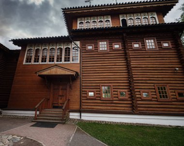 Rus Çarı Alexei Mikhailovich Romanov 'un tahta sarayı. İlkbahar bulut gününde müze parkında Kolomenskoye rezervi.