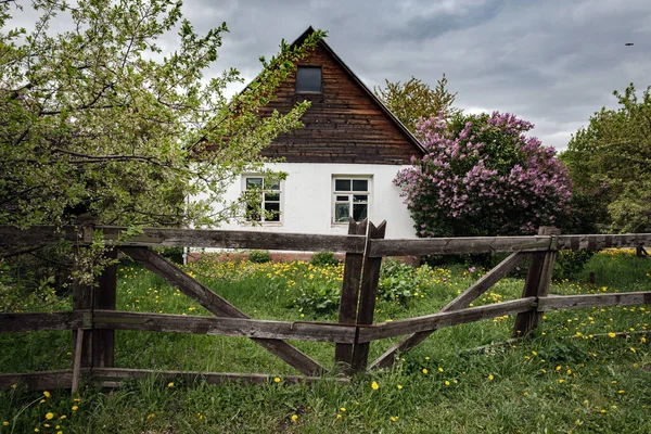 Paisaje Rústico Primavera Pequeña Casa Pueblo Parque Kolomenskoye Moscú Rusia — Foto de Stock