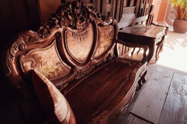 Tayland 'da eski moda dekorlu Asya tarzı bir otel. Mimariyle Eski Ev Dekorasyonu