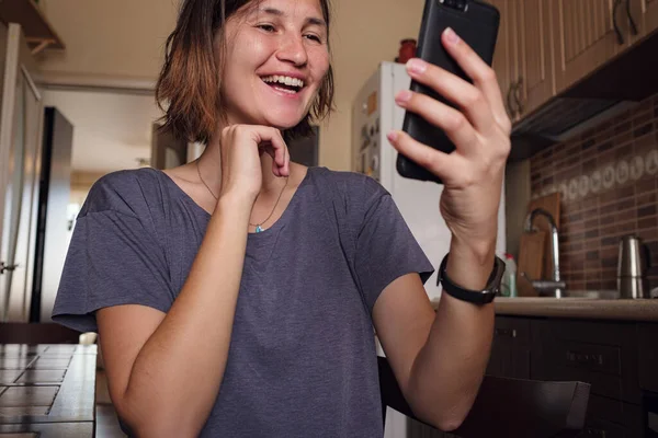 Mujer Feliz Usando Teléfono Móvil Para Videollamadas Amigos Padres Chica —  Fotos de Stock