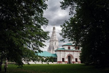 Kolomenskoye Müzesi rezervi. Yükseliş Kilisesi Parkın yeşil dalları tarafından çerçevelenmiş