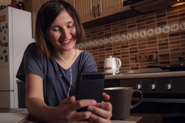 Blogger Mujer Hablando Con Seguidores Transmisión Vivo Mirando Pantalla Del —  Fotos de Stock