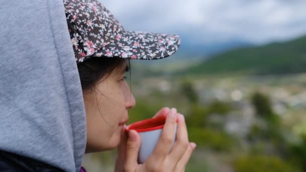 Путешественница девушка пикник на природе в облачный день . — стоковое видео
