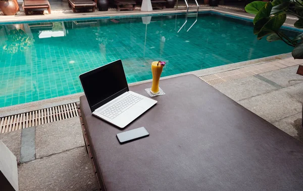 White Laptop Smartphone Mango Smoothie Sunbed Swiming Pool Background Start — Stock Photo, Image