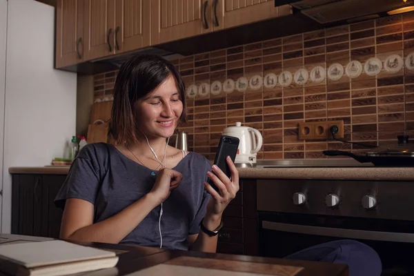 Mujer Feliz Usando Teléfono Móvil Para Videollamadas Amigos Padres Chica —  Fotos de Stock