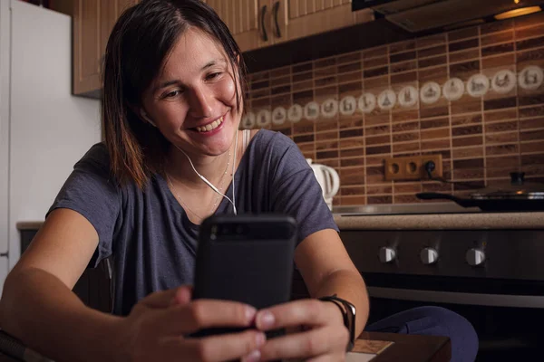 Mujer Feliz Usando Teléfono Móvil Para Videollamadas Amigos Padres Chica —  Fotos de Stock