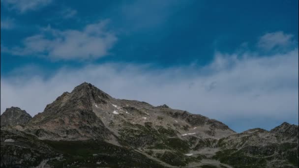 Nubes nadan lentamente entre los picos escénicos montañosos . — Vídeo de stock