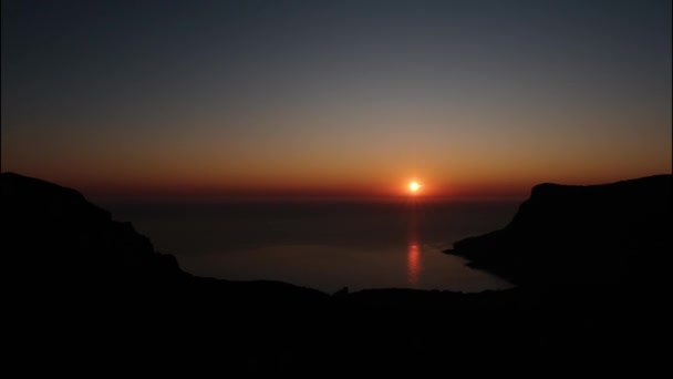 Belo pôr do sol na praia, cores incríveis, um raio de luz, cintilante através das nuvens acima da paisagem marinha . — Vídeo de Stock