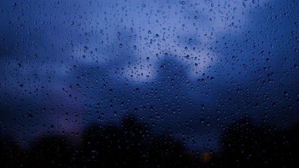 Días de lluvia, lluvia fuerte cayendo sobre la superficie de la ventana — Vídeo de stock