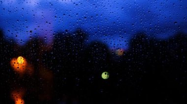 Yağmur günleri, pencere yüzeyine yağan sağanak yağmurlar