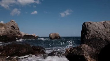 Dalga ezici sahil, Okyanus Güzel Dalga, Dalgaların müthiş gücü Tehlikeli kayaların üzerinde kırılıyor